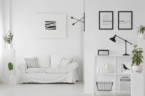 Sofá Branco Com Travesseiros Estampados Sala Estar Espaço Aberto Interior — Fotografia de Stock