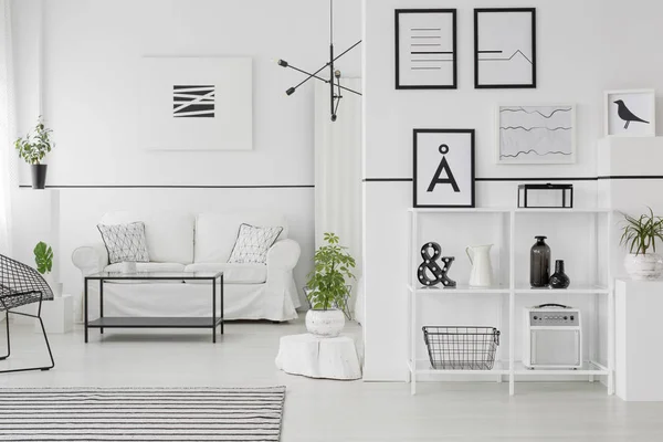Mesa Negra Frente Sofá Elegante Salón Blanco Interior Con Plantas —  Fotos de Stock