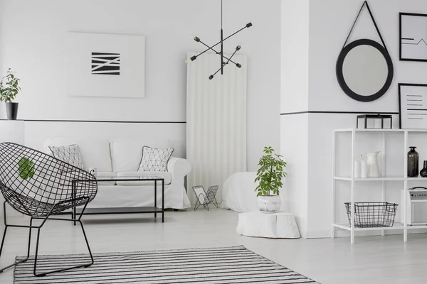 Czarne Okrągłe Ramki Ścianie Nowoczesny Salon Wnętrza Fotelem Pobliżu Białej — Zdjęcie stockowe