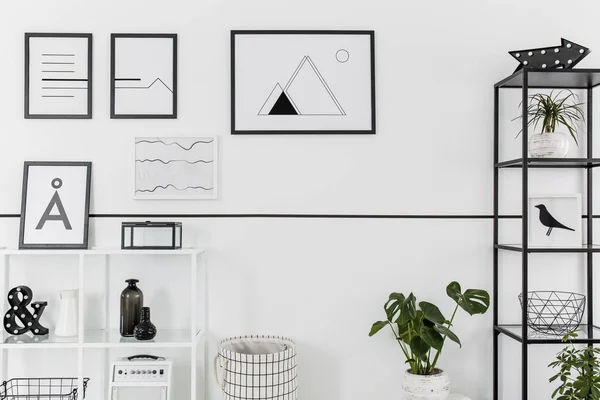 Carteles Simples Blanco Negro Colgados Pared Blanca Interior Sala Estar — Foto de Stock