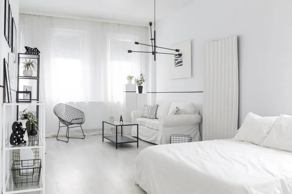 Sillón Negro Junto Una Mesa Sofá Blanco Interior Plano Brillante — Foto de Stock