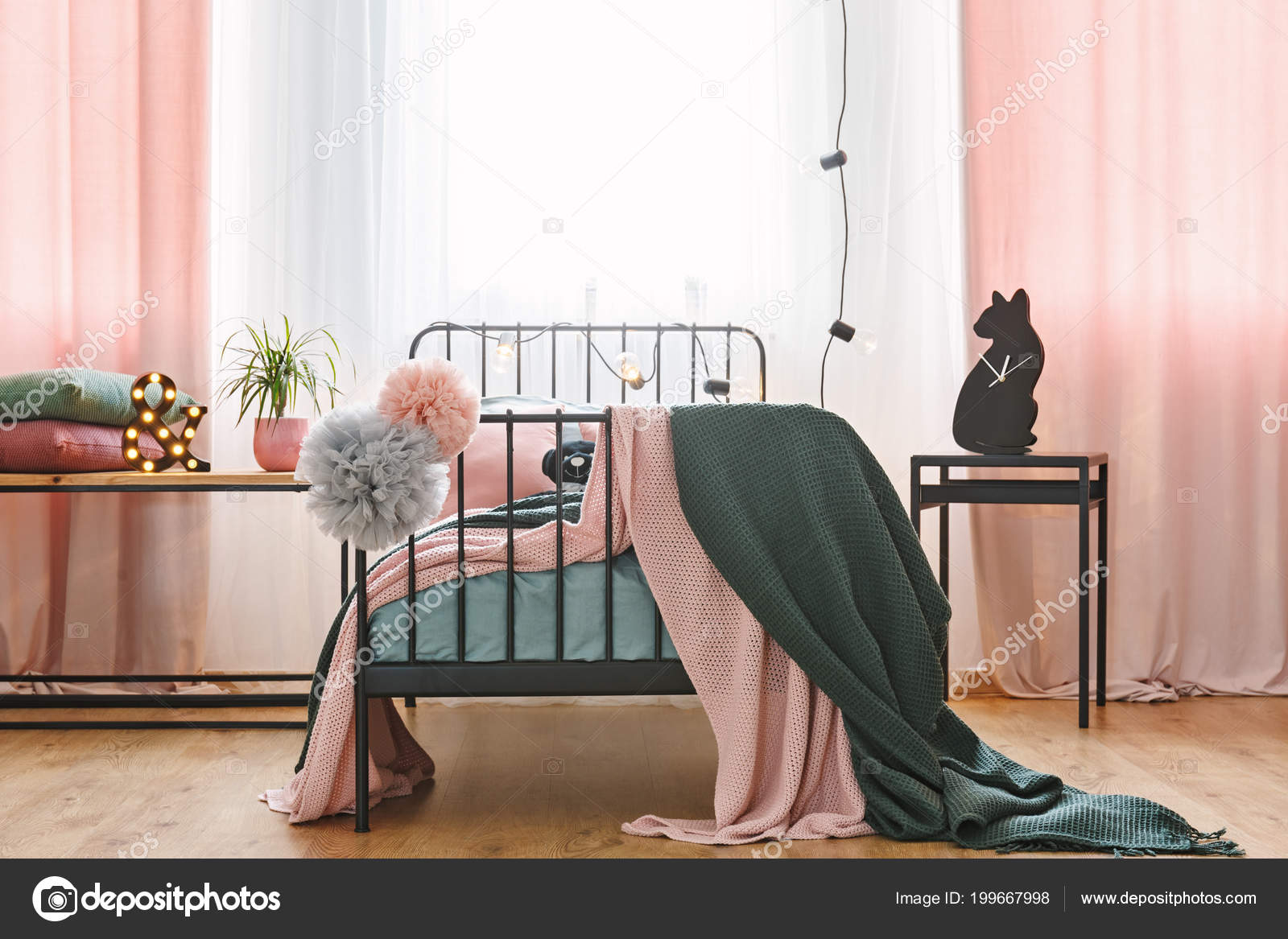 Ponpon Yün Battaniye Yatak Odası Pembe Perdeler Tek Bir Yatak — Stok