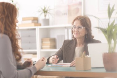 Deneyimli bir psikiyatriste bir terapi seansı sırasında konuşan genç hasta