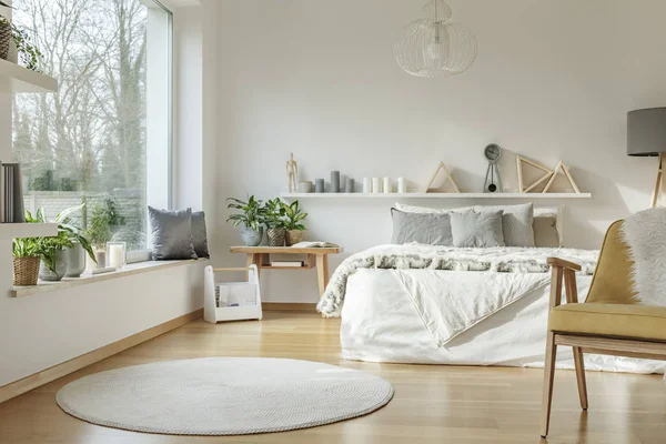 Weißer Runder Teppich Und Gelber Holzsessel Hellen Schlafzimmerinnenraum Mit Pflanzen — Stockfoto