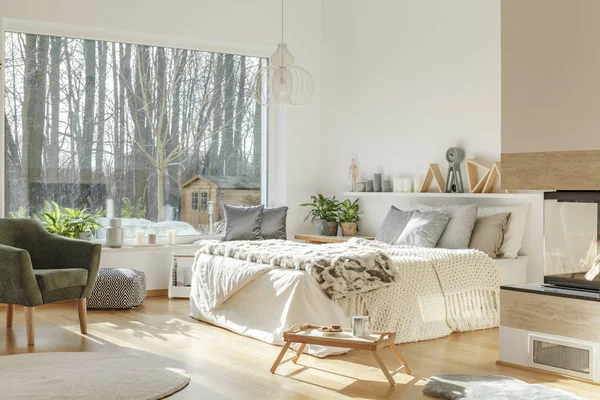 Sillón Gris Junto Una Cama Blanca Con Piel Interior Del — Foto de Stock