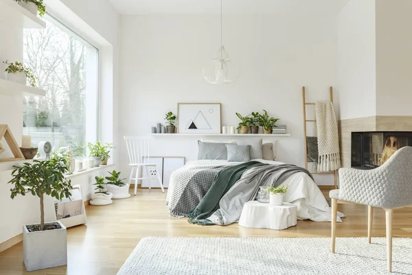 Sillón Planta Blanco Acogedor Interior Del Dormitorio Con Ropa Cama — Foto de Stock