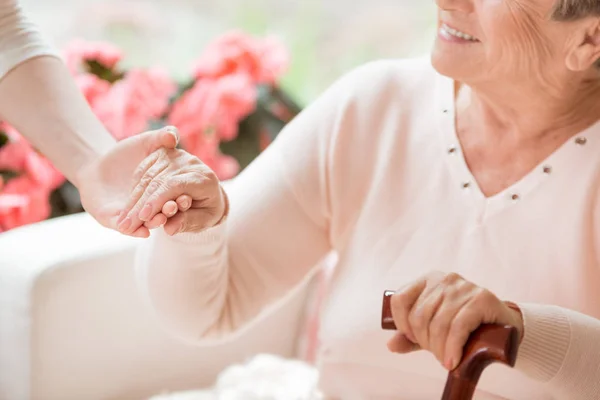 Nahaufnahme Einer Betreuerin Die Lächelnde Seniorin Mit Gehstock Unterstützt — Stockfoto