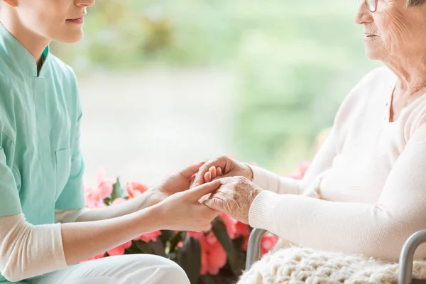 Verpleegkundige Hand Hand Voor Gehandicapte Bejaarde Vrouw Een Rolstoel — Stockfoto