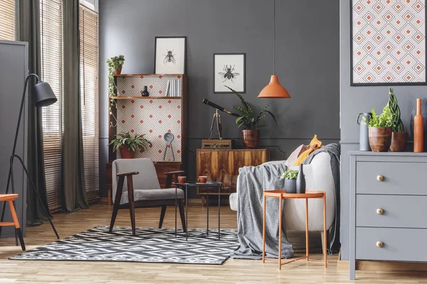 Retro Wohnzimmer Mit Sessel Couchtisch Holzschrank Lampen Und Postern — Stockfoto