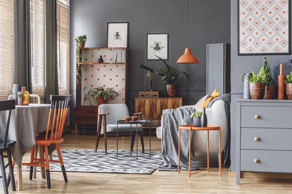 Lámpara Naranja Sobre Sofá Beige Interior Espacio Abierto Gris Con — Foto de Stock