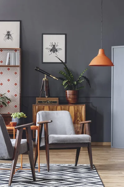 Orangefarbene Lampe Über Grauem Holzsessel Retro Wohnzimmer Mit Postern — Stockfoto