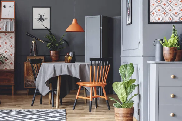 Antiguo Comedor Interior Con Una Mesa Sillas Lámpara Naranja Plantas — Foto de Stock