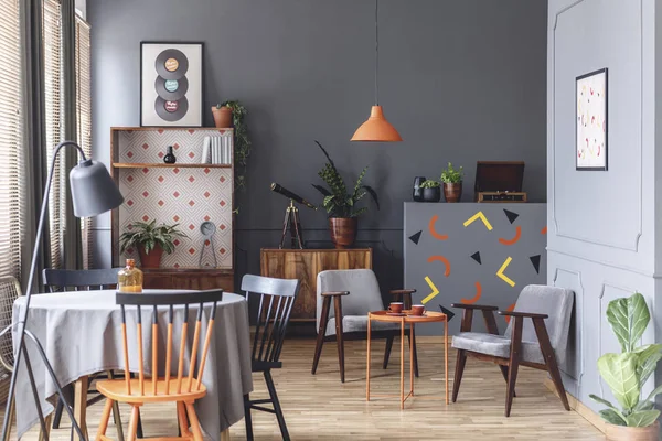 Interior Del Comedor Gris Con Una Mesa Sillas Lámpara Plantas — Foto de Stock