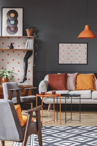 레트로 인테리어의 오렌지 테이블 포스터 패턴된 카펫으로 — 스톡 사진