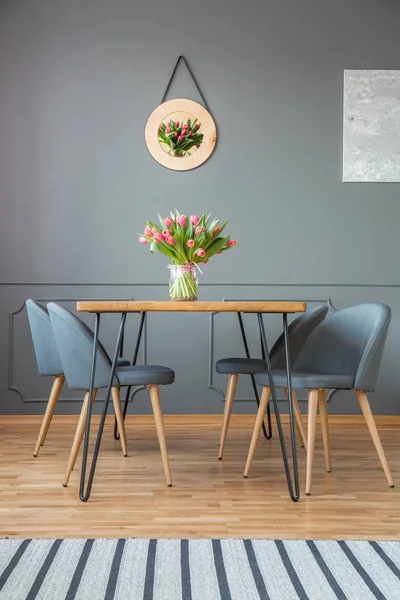 Tulipas Frescas Vaso Vidro Colocadas Uma Mesa Jantar Com Grampo — Fotografia de Stock