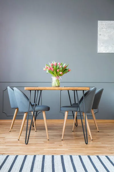 Verse Tulpen Een Glazen Vaas Reputatie Houten Haarspeld Tafel Eetkamer — Stockfoto