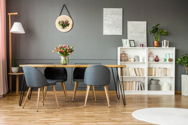 Cremalheira Madeira Branca Com Livros Decoração Plantas Frescas Sala Jantar — Fotografia de Stock