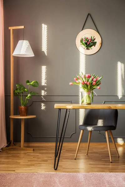 Lampada Legno Pianta Tulipani Legno Tavolo Pranzo Interno Sala Pranzo — Foto Stock