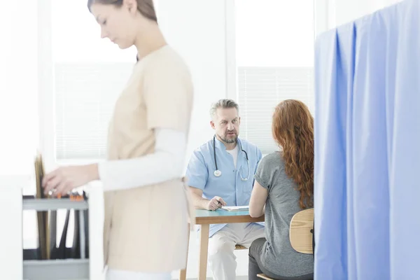 Ginecologista Conversando Com Uma Mulher Durante Consulta Escritório Com Uma — Fotografia de Stock