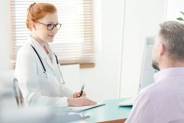 Lächelnder Urologe Erklärt Einem Patienten Der Klinik Ein Problem — Stockfoto