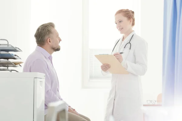 Médico General Hablando Con Paciente Enfermo Sobre Tratamiento Clínica — Foto de Stock