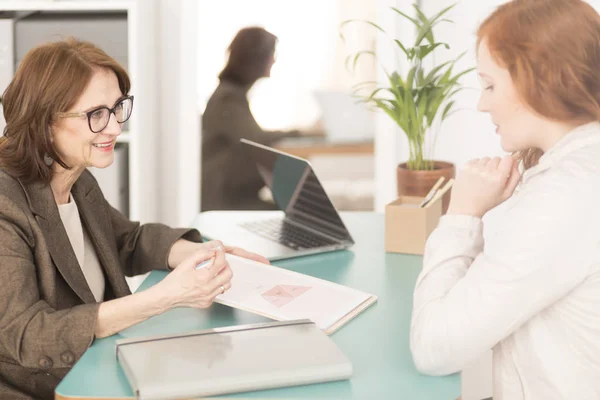 Corporate Dipendente Consulenza Obiettivi Personali Con Sorridente Consulente Vita Professionale — Foto Stock