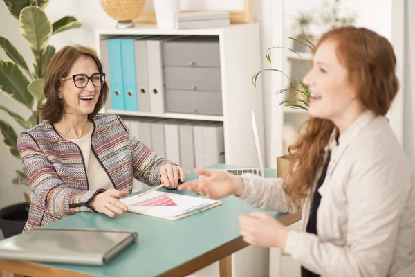 Dos Mujeres Riendo Durante Una Entrevista Trabajo Una Oficina — Foto de Stock