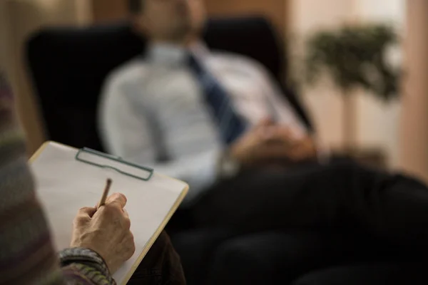 Close Van Psychotherapeut Schrijven Een Diagnose Bij Het Analyseren Van — Stockfoto