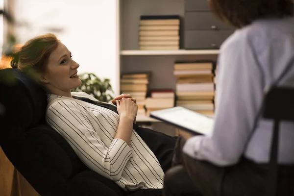 Femme Allongée Sur Canapé Discutant Problème Avec Son Psychiatre — Photo