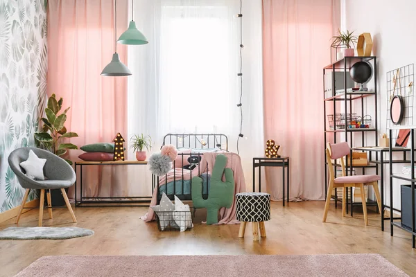 大窗口与粉红色窗帘 星和仙人掌枕头和一个金属单人床在一个甜蜜的卧室内部 — 图库照片