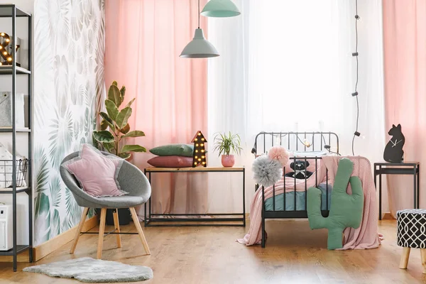 Almohada Rosa Sobre Sillón Gris Cerca Cama Interior Del Dormitorio —  Fotos de Stock