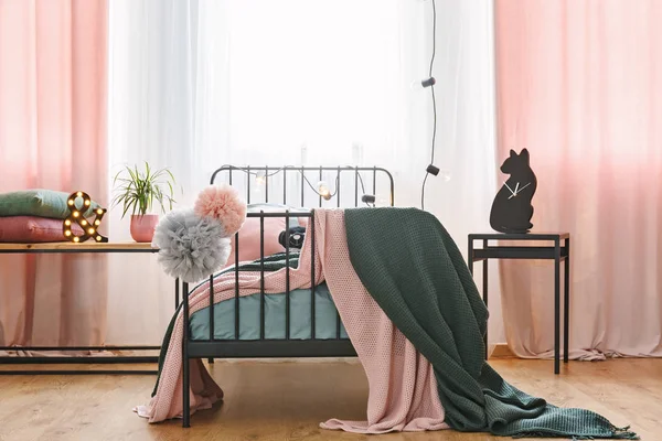 Вид Спереди Односпальную Кровать Пумами Шерстяными Одеялами Розовыми Шторами Интерьере — стоковое фото