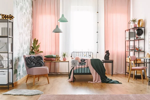 Knotenkissen Auf Rosa Sessel Pastellfarbenen Mädchenschlafzimmer Mit Lampen Und Vorhängen — Stockfoto