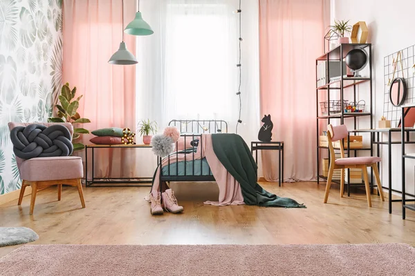 在粉红色的扶手椅上的结枕在柔和的卧室内与绿色毯与窗帘 — 图库照片