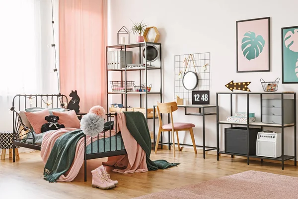 Kadınsı Yatak Odası Pembe Yeşil Yatak Takımları Ile Dizüstü Bilgisayar — Stok fotoğraf