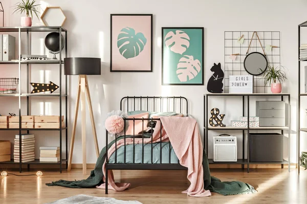 金属货架与装饰 植物海报和舒适的床在一个女孩卧室内部 — 图库照片