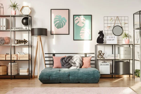 Smaragd Futon Mit Kissen Einem Modernen Wohnzimmer Mit Metallregalen Und — Stockfoto