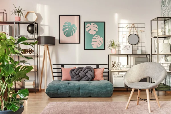 Monstera Deliciosa Lampe Knotenkissen Grauer Sessel Und Smaragdgrüne Matratze Wohnzimmer — Stockfoto