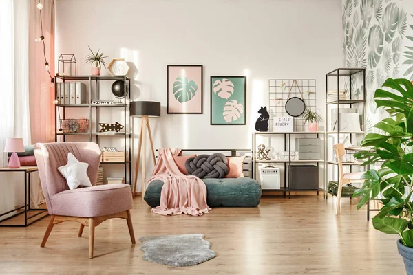 Weißes Kissen Auf Rosa Sessel Gemütlichen Schlafzimmerinnenraum Mit Decke Auf — Stockfoto