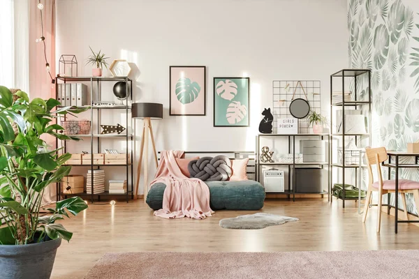 Manta Rosa Sobre Colchón Verde Interior Acogedor Dormitorio Con Hojas —  Fotos de Stock