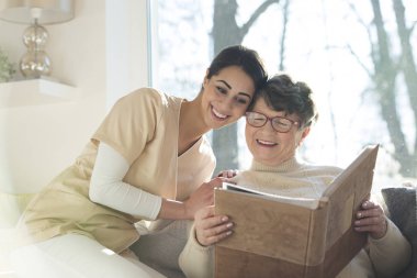 Ailemle geriatrik hasta demans ile birlikte özel bir aile albümü bakarak bir mesleki rehabilitasyon hemşiresi ile destekli