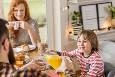 Mutlu anne ile evde otururken kahvaltı boy gülümseyerek