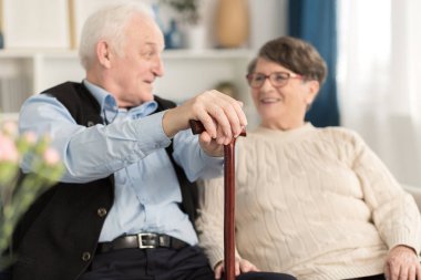 Yaşlı adam karısına söz bir baston ile