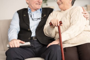 Yakın çekim mutlu üst düzey çiftin birbirlerine destek. Baston ile Büyükanne