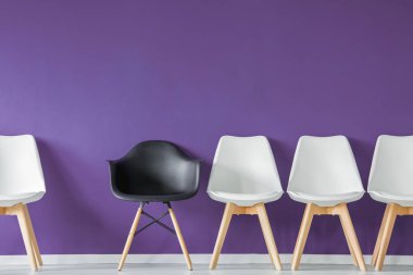 Ultra violet arka planda bir lobi iç izole beyaz sandalye ile üst üste bir siyah sandalye