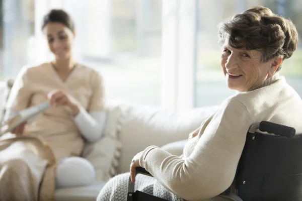 Happy Uitgeschakeld Grootmoeder Een Rolstoel Het Ziekenhuis — Stockfoto