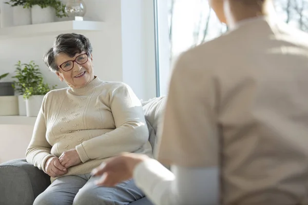 Oudere Lachende Vrouw Luisteren Naar Haar Groepsbegeleider Het Verpleeghuis — Stockfoto