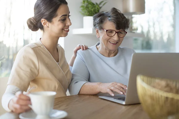 Cuidador Tierno Cerrando Brecha Generación Enseñando Una Mujer Mayor Sonriente — Foto de Stock