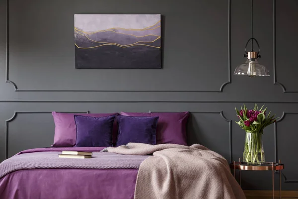 Coperta Letto Viola Accanto Tavolo Con Fiori Camera Letto Interno — Foto Stock