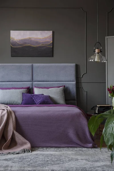 床与床头板反对灰色墙壁与塑造和海报在五颜六色的卧室内部 — 图库照片